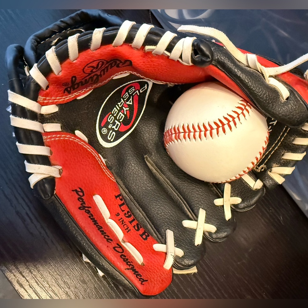 Baseball glove + free ball ⚾️